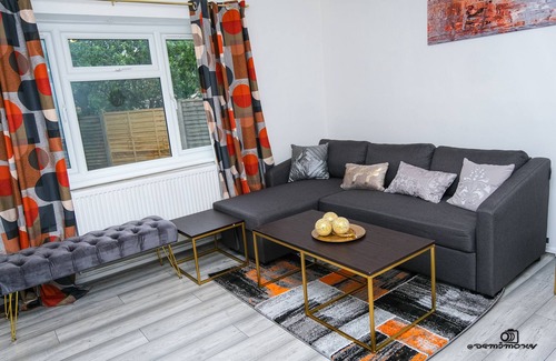 Walsall House | 7 Guests - 3 Bedrooms - Parking - Pet Friendly