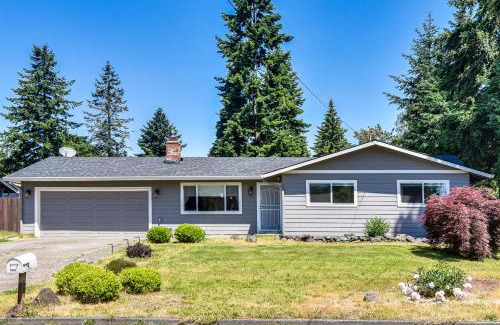 Ellsworth House | 7 Mi to Vancouver Waterfront Sleek Home with Yard!