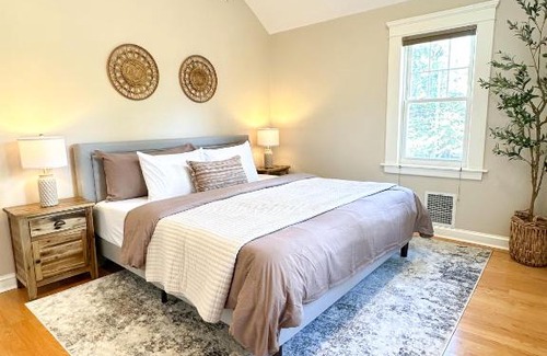 West New Haven House | 7 Mins drive to Yale, Large fenced yard