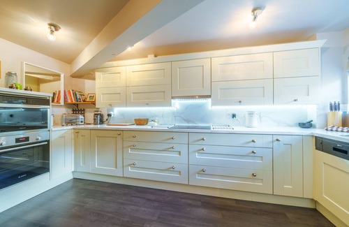 Kendal House | 7 The Old Woodyard - Dog-friendly Cottage with parking