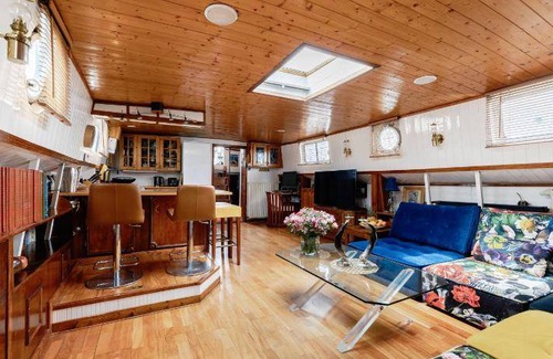 Asnieres-sur-Seine Boat Rental | 70 m² Houseboat ∙ 1 bedroom ∙ 2 guests