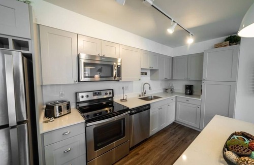 Westown Apartment | 725- Big 2 bedroom/king beds/Corner Unit/+ parking
