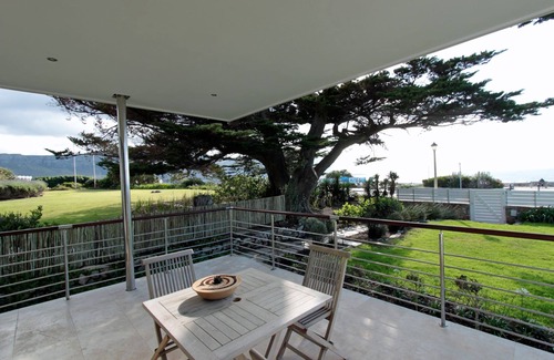 Hermanus City-Centre Apartment | 74 on Marine