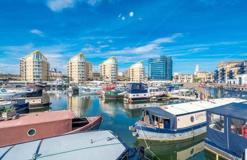 Limehouse Boat Rental | 78 m² Houseboat ∙ 2 bedrooms ∙ 4 guests