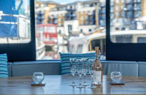 Limehouse Boat Rental | 78 m² Houseboat ∙ 2 bedrooms ∙ 4 guests