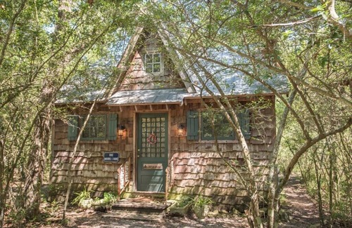 Wellborn Cabin | 7F Lodge - France Chateau w/Jacuzzi Tub and Breakfast