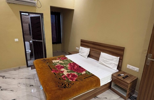 Mohangarh Hotel | 8-bedroom hotel in wonderful Lucknow with WiFi, AC