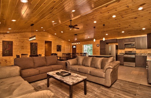 White Haven Cabin | 8 BR 4 BA SECLUDED 4000 SF. BACHELOR PARTIES/REUNIONS HOT TUB/WIFI! Sleeps 26!
