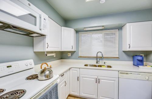 Forest Hills Apartment | 8 Mi to Dtwn Retreat with Balcony in Pittsburgh!