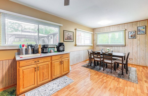 Streamwood House | 8 Mi to Nature Center: Streamwood Gem w/Yard!
