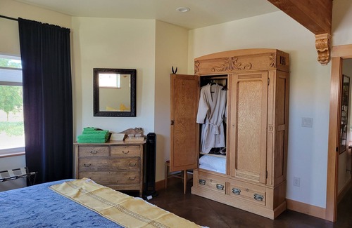 South Cascades Area Bed & Breakfast | 8 Mile Farm B&B