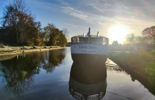 Otterndorf Boat Rental | 8 Personen Hausboot mit Hot Tub, Sauna, Kaminofen, Klimaanlage, Lounge, Sonnendeck und Garten mit Buddelschiff direkt hinterm Deich in Otterndorf