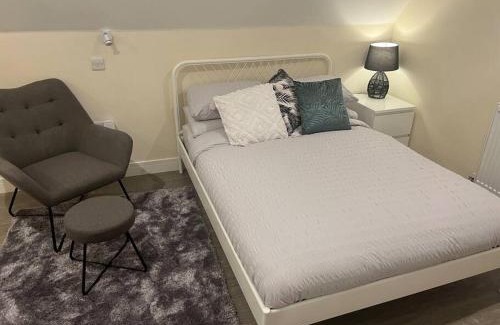 Filton Apartment | 8 Studio, cosy loft, 50m to Airbus, bus-stop 20m,