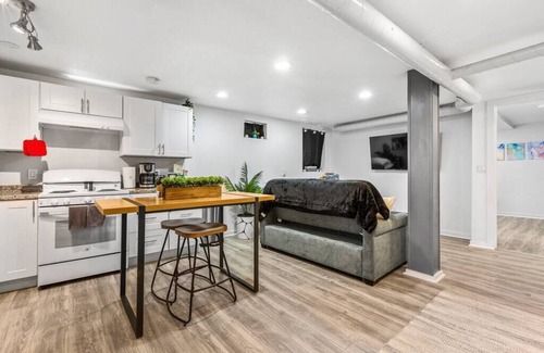 Alamo Placita House | 800 SQFT Basement w/Full Kitchen + Near Downtown