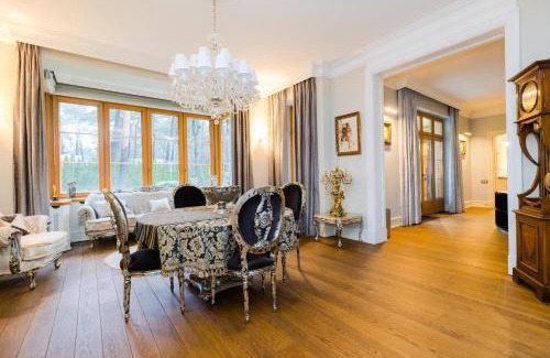 Lesznowola Villa | 860 m² Villa ∙ 5 bedrooms ∙ 10 guests