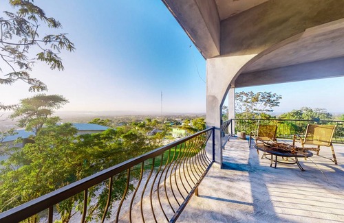 Santa Elena House | 883 m² House ∙ 5 bedrooms ∙ 8 guests