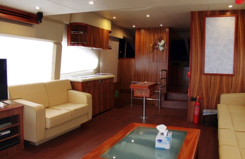 Dubai Boat Rental | 88ft Superyacht with Jacuzzi - Cruising on hourly price basis
