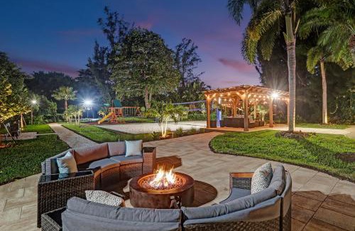 Hillsboro Pines Villa | 8BR Entertainers Estate w Pool Games Theater