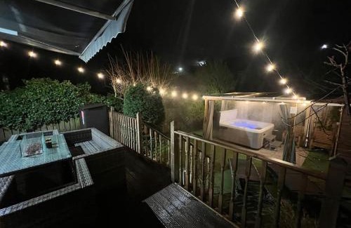 Newcastle-upon-Tyne House | 8min to City, Hot Tub House, Fire Pit, Free Parking