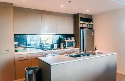 Warwick Farm Apartment | 8th flr Serenity with City Views