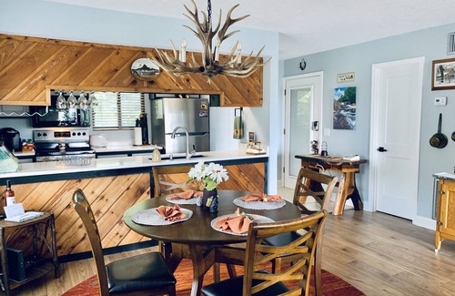 Lake Toxaway Condo | 9/01 TO 10/10/25. BOOK 5 NIGHTS GET 10% OFF! SMOKEY MOUNTAINS & WATER FALL VIEW!