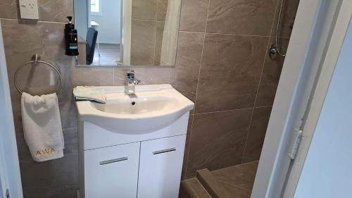 Auckland Apartment | 9 Beds including 3 Double Beds, 4 Single Beds, 2 Sofa Bed, Suite 1, 37 Totara Avenue, New Lynn
