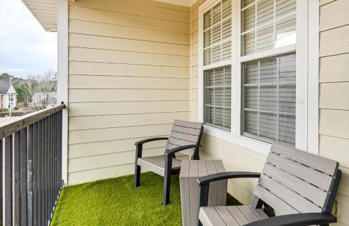 Fayetteville Apartment | 9 Mi to Dtwn Fayetteville Condo with Pool Access!