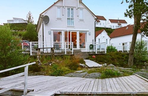 Ulstein Municipality House | 9 person holiday home in GURSKØY-By Traum