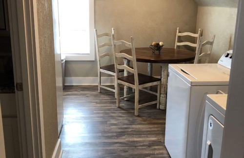 Wabash Apartment | 900 Sq Ft Downtown 1 Bedroom Apt, Close to Shopping, Honeywell, Eagles, Sleeps 5