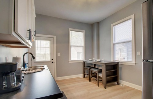 Quincy Apartment | 916 A Adams