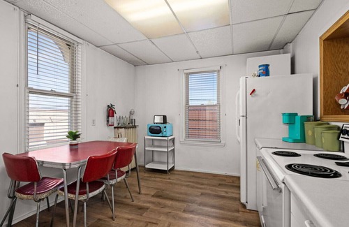 Superior Apartment | 919 · Cumming Avenue Rentals #919