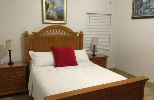 Cockburn Town Apartment | 92 m² Apartment ∙ 2 bedrooms ∙ 10 guests