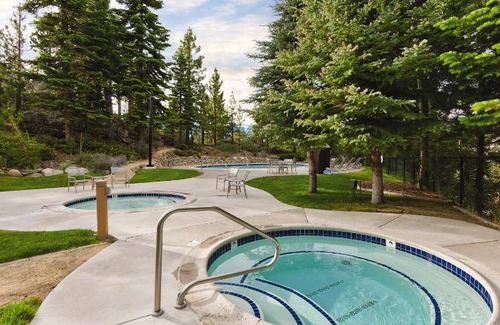 Tahoe Village Hotel | 93 m² Hotel ∙ 3 bedrooms ∙ 8 guests