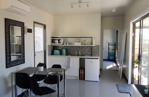 Rosebud Cabin | 930 Cabin on the beach-30metres Beach/Shops/Pub/Resturants-Leave car behind