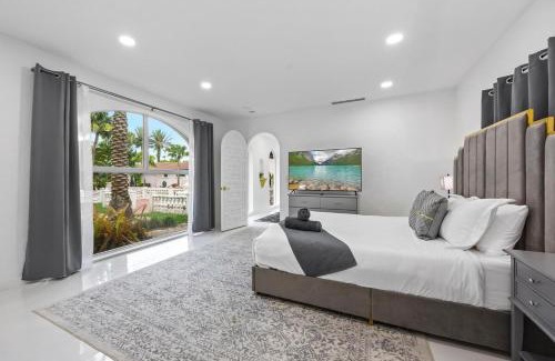Tamarac House | 9kft Mega Retreat, Jacuzzi Tennis, Lake 11 BR