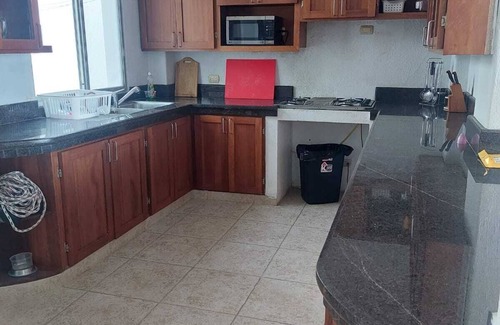 Ballenita House | A 5 Pasos de la Playa. 3 Cuartos con Baños. Gran Piscina. Hermosa Vista