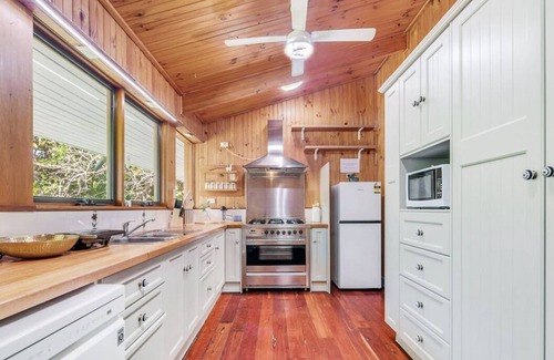 Kurrajong House | A 6-bedroom home that accommodates 16 people, featuring a home cinema and air conditioning
