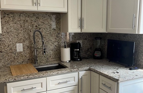 Survey Creek Apartment | A beautiful 1-bed/1 bath with AC and WiFi in a nice neighbor in Coconut Creek.