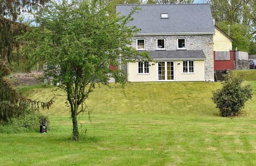 Llanwrda Cottage | A beautiful farmhouse set within large gardens.
