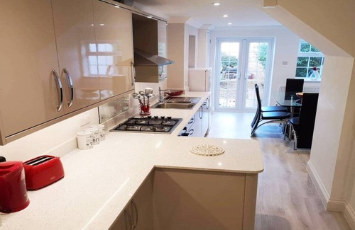 Guildford House | A beautiful property, centrally located in Guildford. Your home away from home.