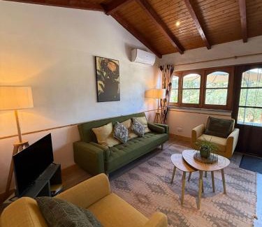 Sao Martinho da Cortica Bed & Breakfast | A Casa Amarela Guesthouse