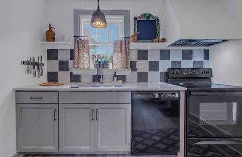 Irvington Cottage | A charming and peaceful getaway in the heart of Irvington, Virginia.n
