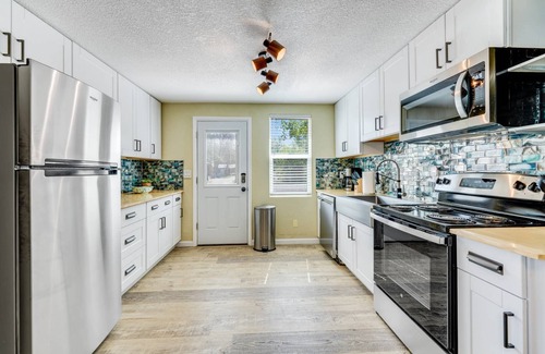 Florence Cottage | A Charming Cottage Retreat for Your Next Getaway! Pets with Fee