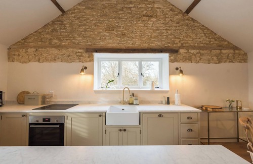 Chippenham House | A charming retreat nestled in the picturesque hamlet of Reybridge.
