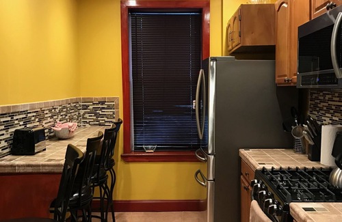 East Flatbush Apartment | A charming yet modern apartment 45 minutes to Manhattan. Corp/Long-term welcome