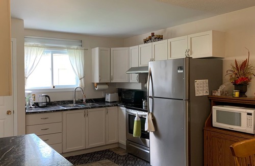 Burk's Falls Cottage | A cheerful and cozy waterfront grand mom's cottage