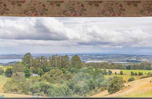 Kallista Bed & Breakfast | A Cottage with a View at Tudor Ridge