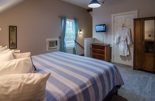 Shelburne Bed & Breakfast | A cozy 2nd Floor King B&B Room in Downtown Shelburne - Delicious Breakfasts! FLE