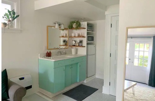 East Queen Anne Apartment | A Cozy Light-Filled Retreat in Queen Anne, Seattle