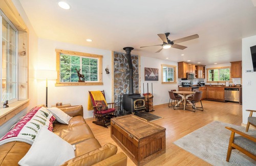 Leavenworth Cabin | A cozy, private, pet friendly cabin that sleeps 6 guests with a hot tub